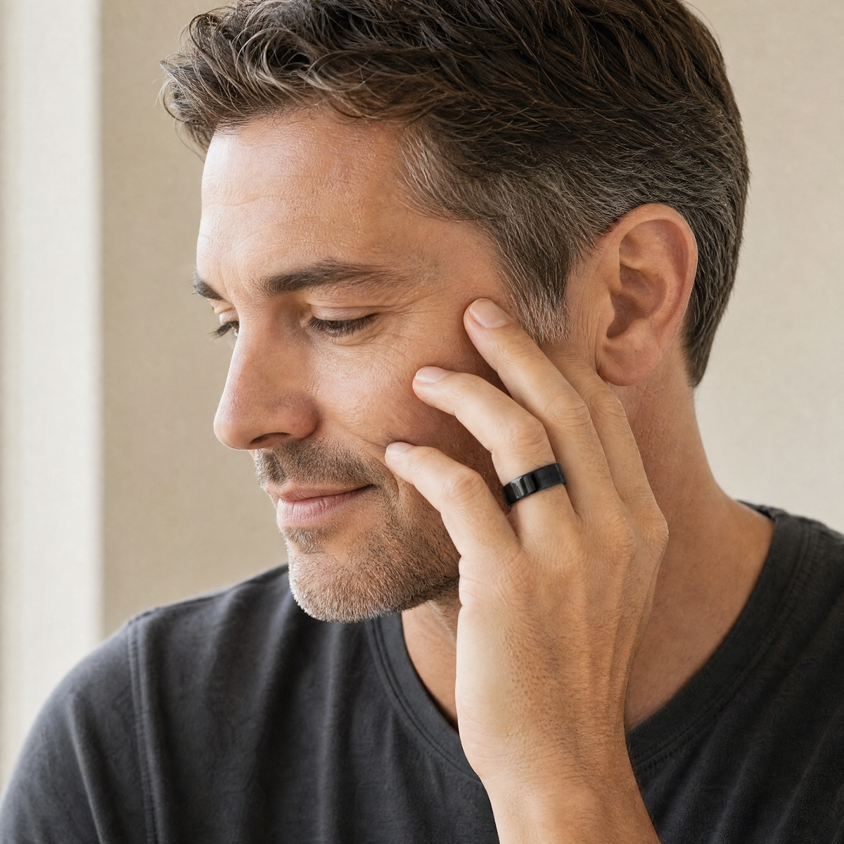 Man wearing the Hematix black magnetic ring