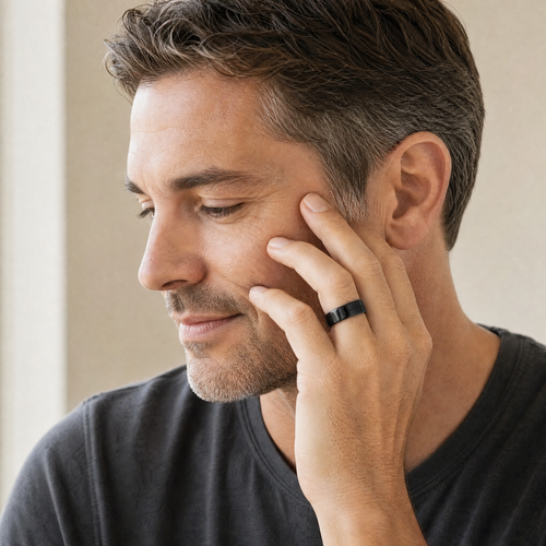 Man wearing the Hematix black magnetic ring