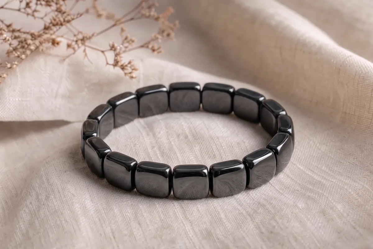 Pulsera de Hematita Alcostem sobre lino color crema