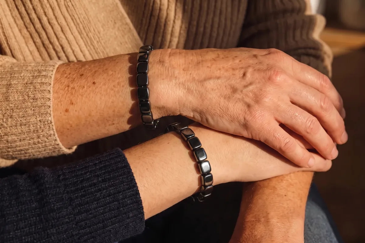 Un padre y su hijo adulto llevan la misma pulsera negra
