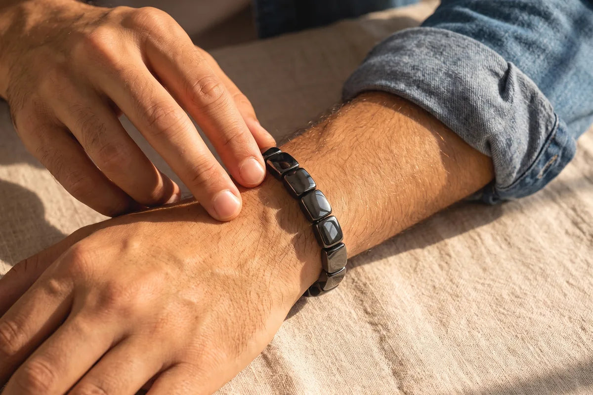 Detalle de una muñeca con la pulsera negra de hematita